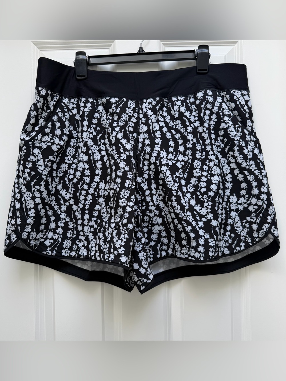 LANDS END SUNSHADE UPF 50 BOARD SHORTS PLUS SIZE 20W BLACK WHITE VINE PRINT NWOT